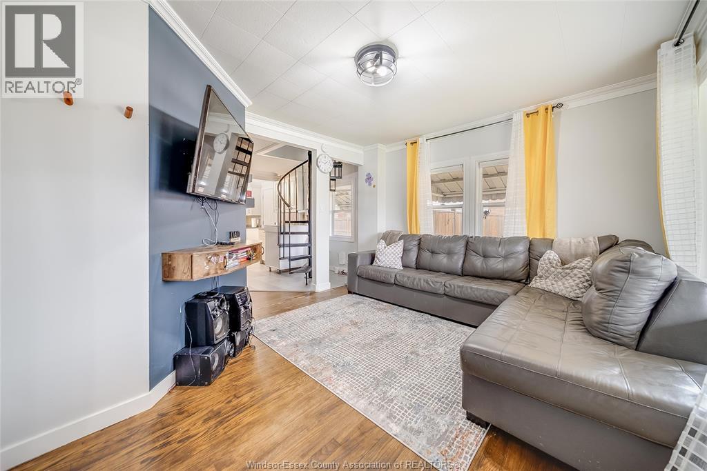 2906 Lloyd George Boulevard Property Photo 5