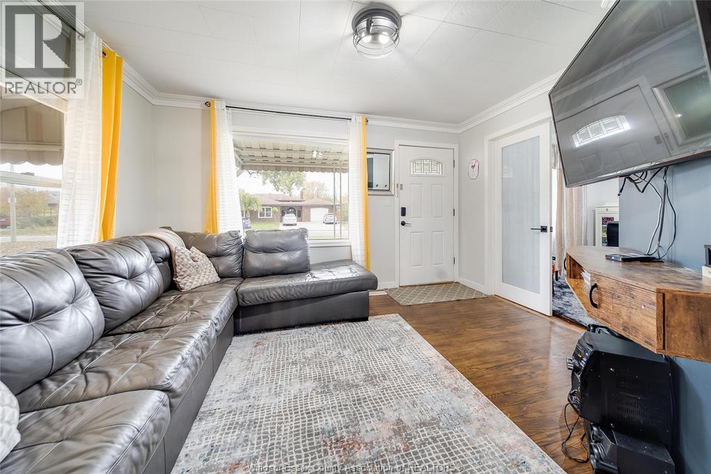 2906 Lloyd George Boulevard Property Photo 6