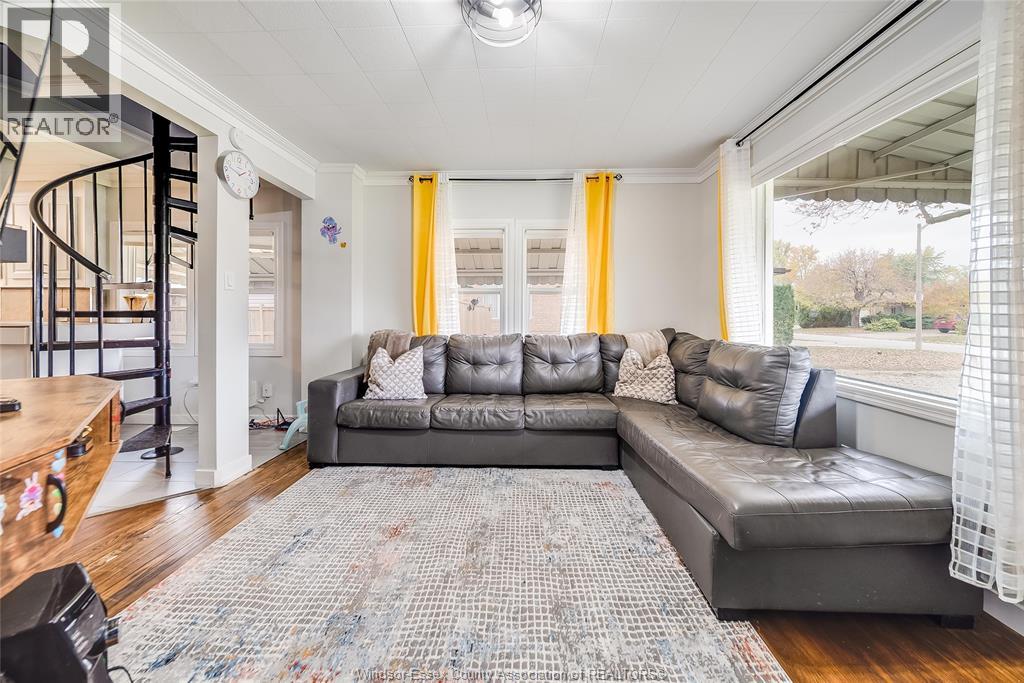 2906 Lloyd George Boulevard Property Photo 8