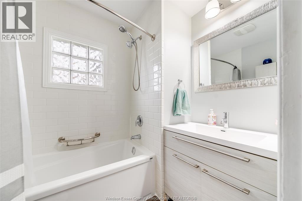 2906 Lloyd George Boulevard Property Photo 20