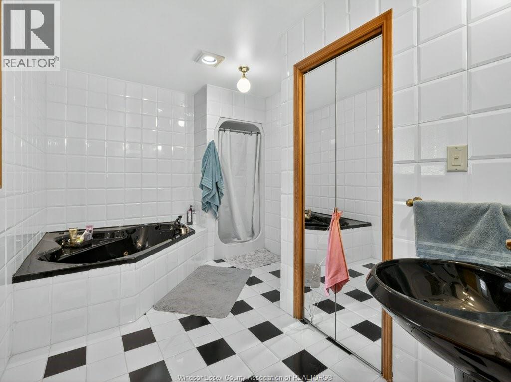 2495 Division Road North Property Photo 22
