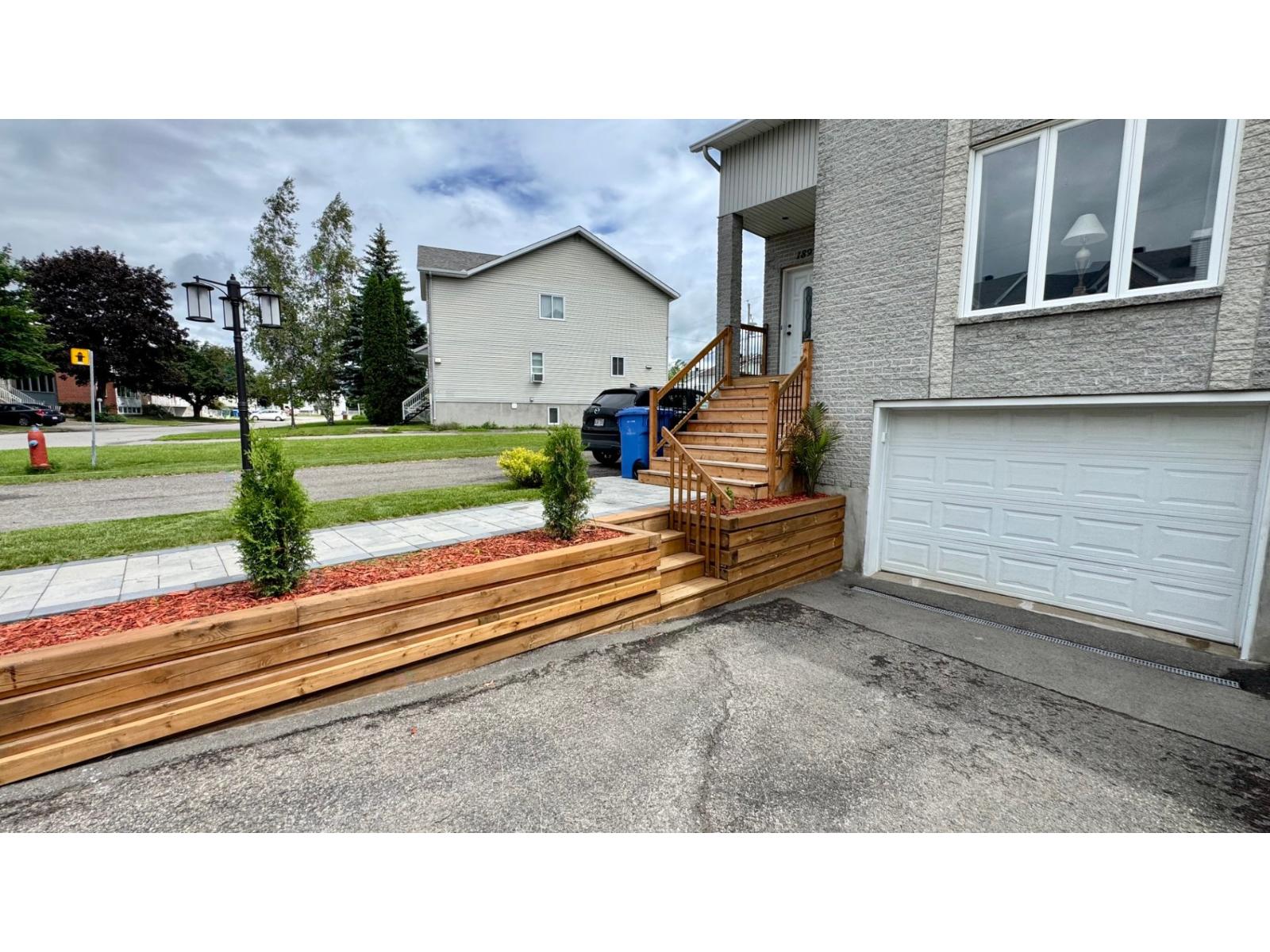 185-189 Rue De La Comtesse Property Photo 3
