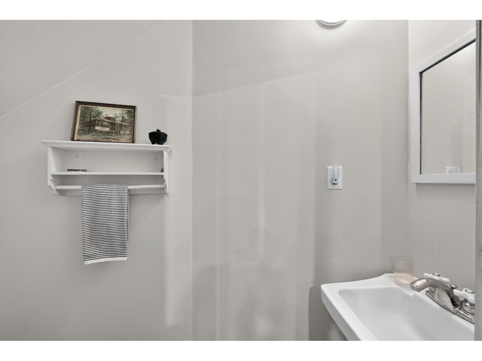 319 Ch. Du Grand-quai Property Photo 35