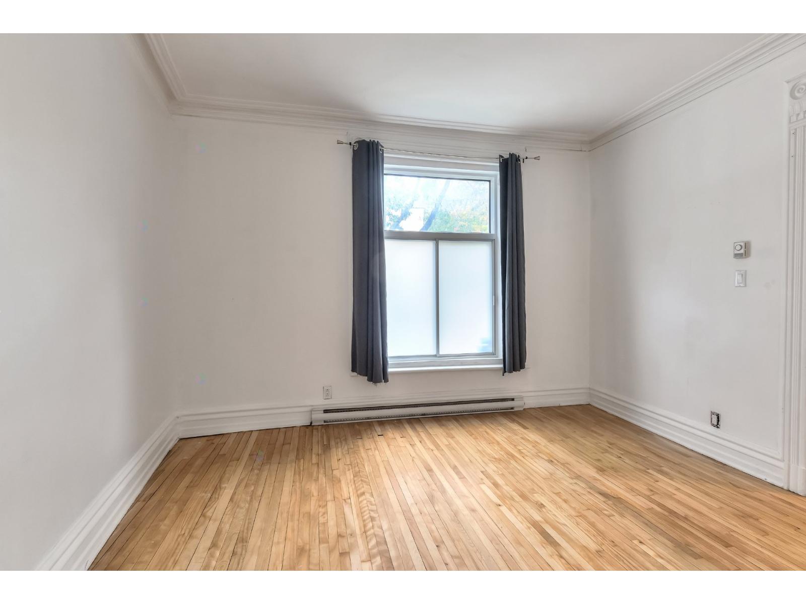 106 Av. Somerville Property Photo 6