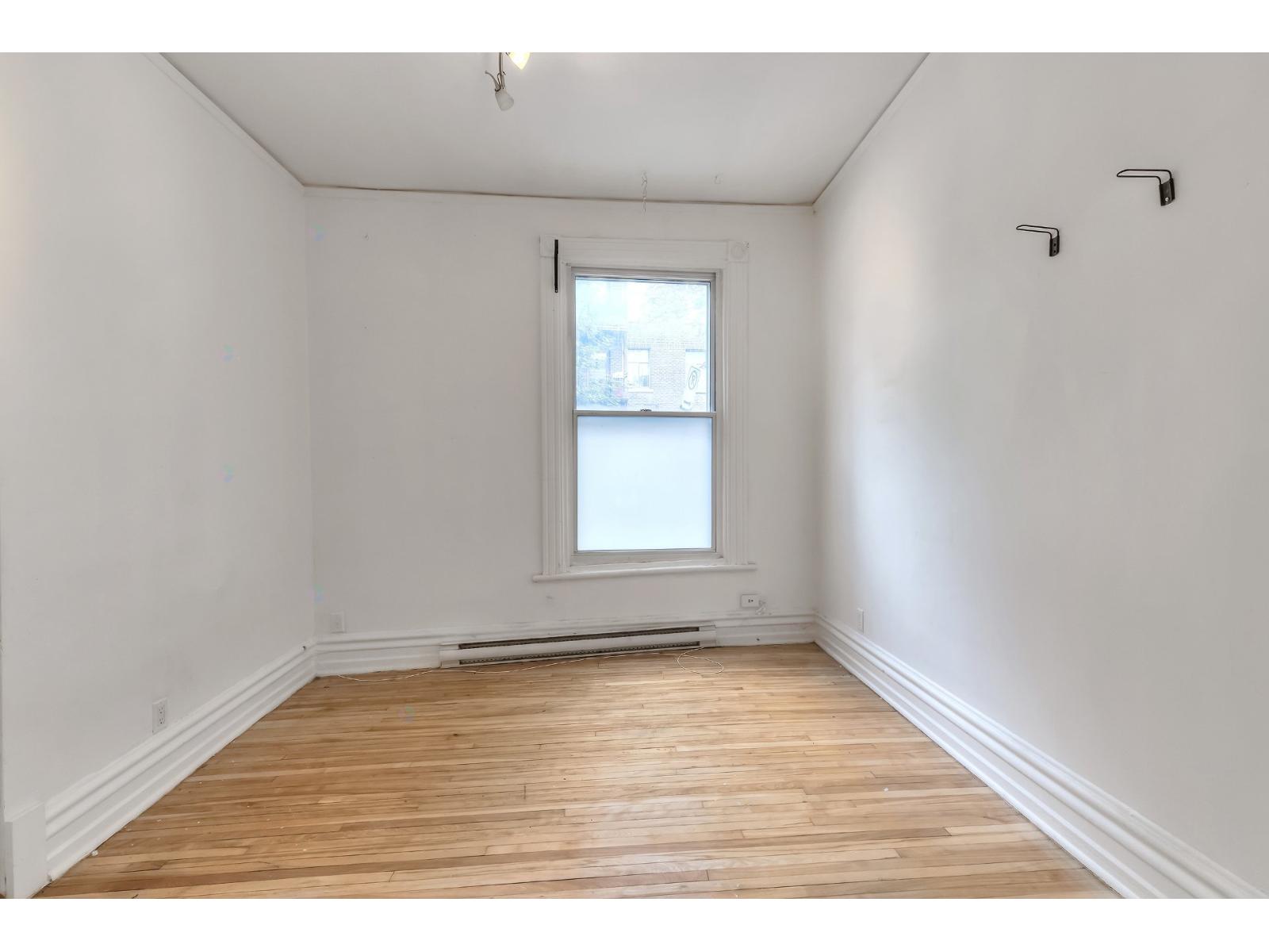 106 Av. Somerville Property Photo 14