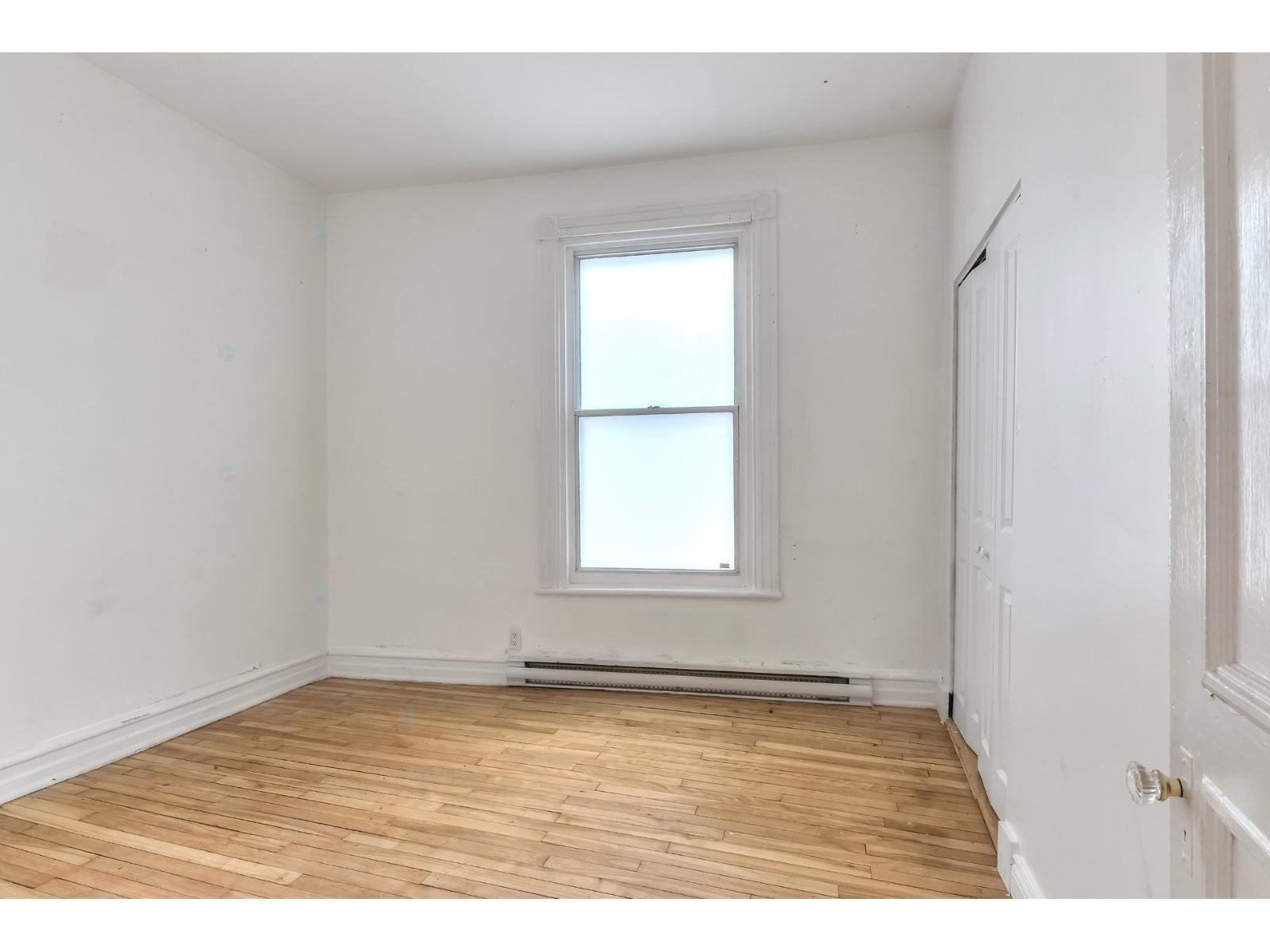 106 Av. Somerville Property Photo 15