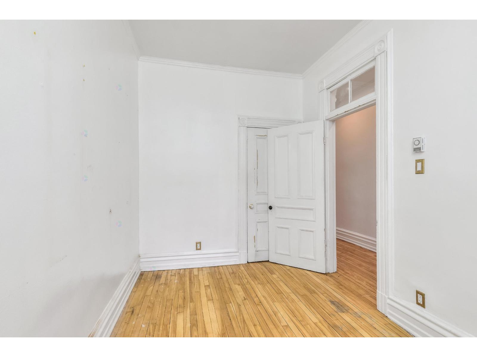 106 Av. Somerville Property Photo 17