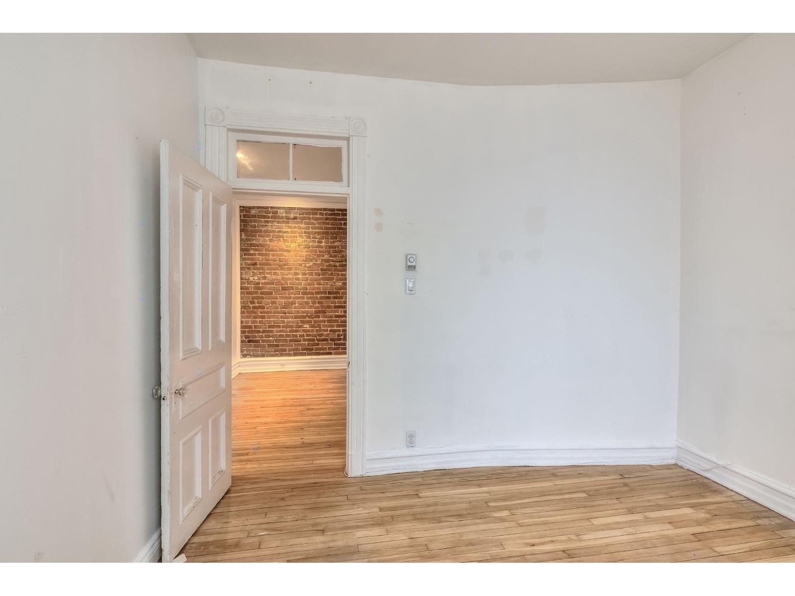 106 Av. Somerville Property Photo 18