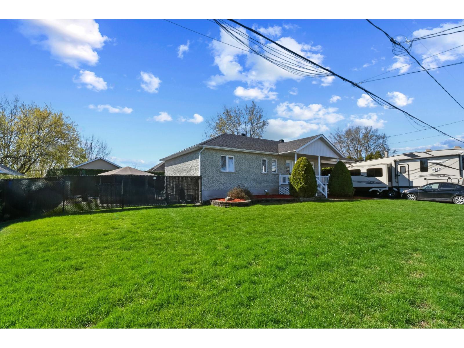 25 Rue Perron Property Photo 2