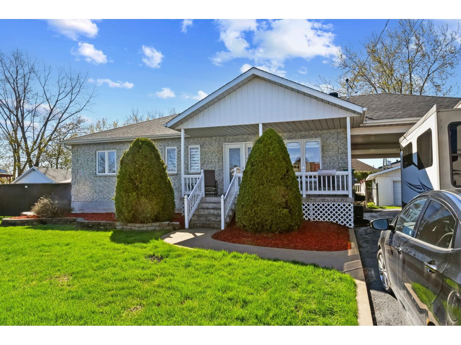 25 Rue Perron Property Photo 3