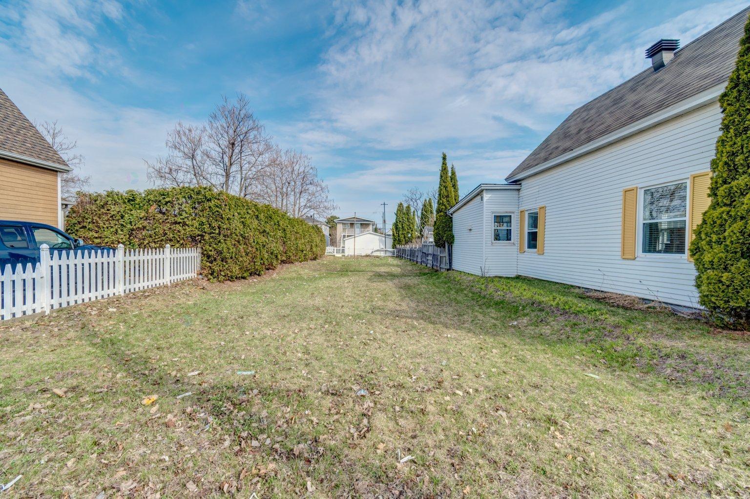 221 Rue Victoria Property Photo 2