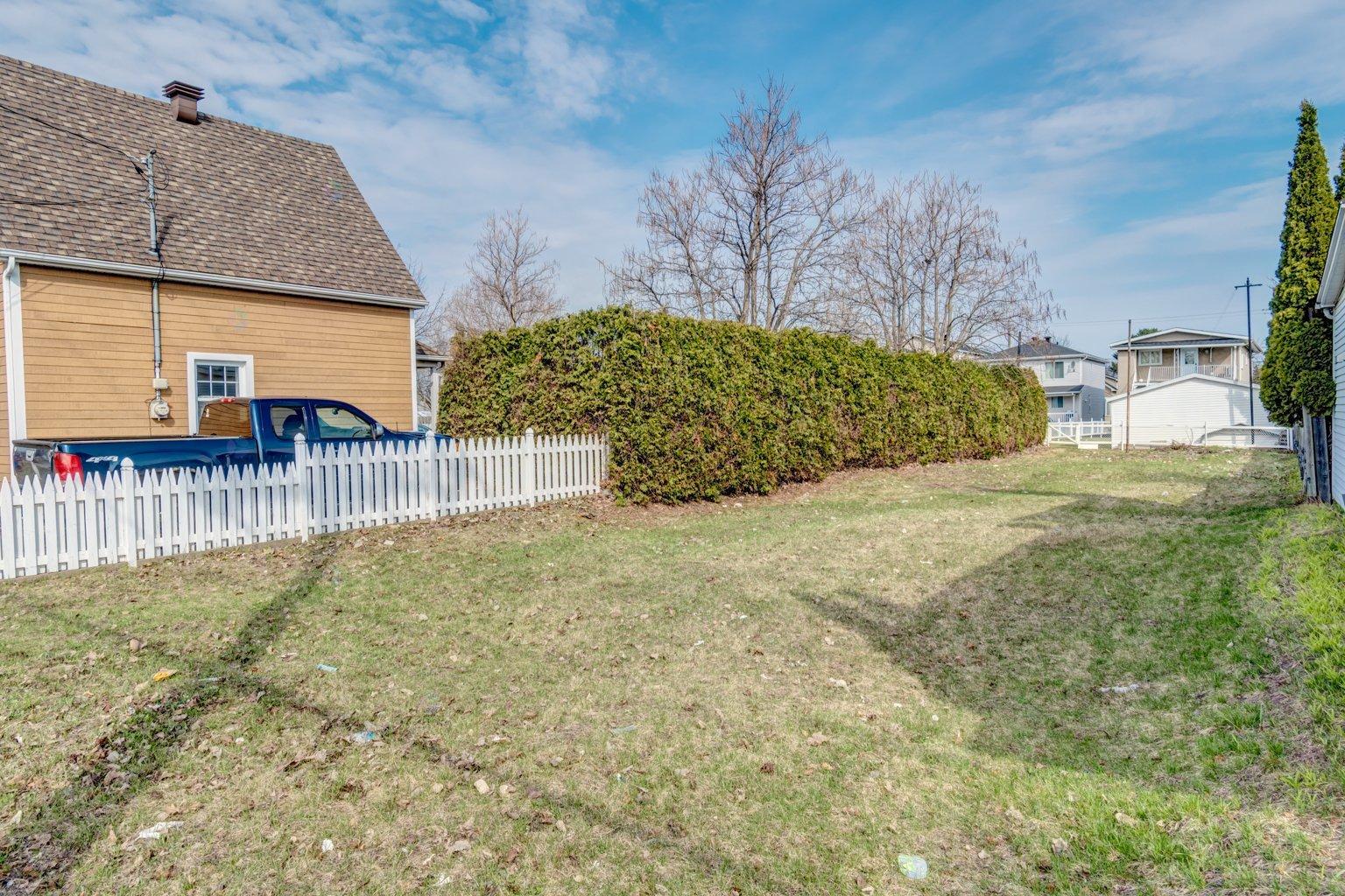 221 Rue Victoria Property Photo 3