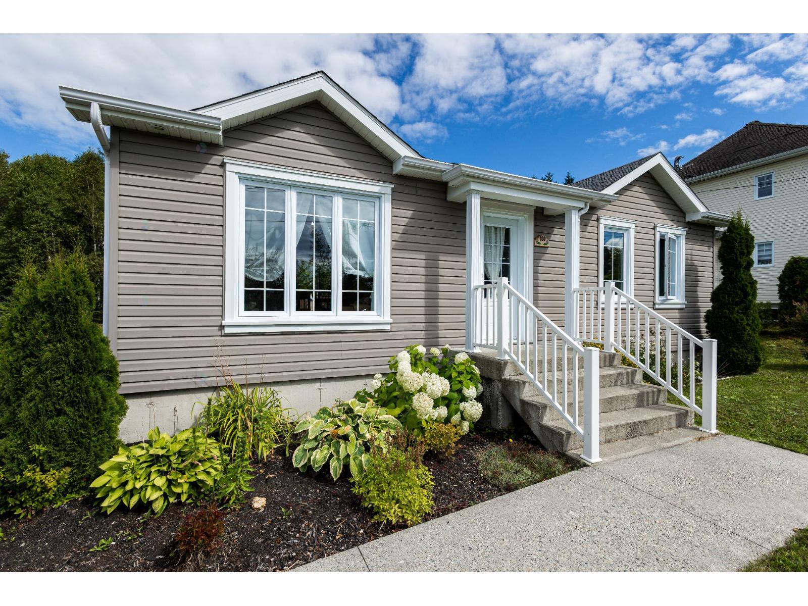 100 4e Rue E. Property Photo 1