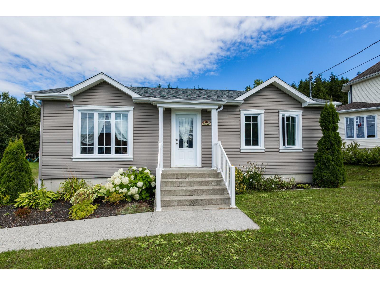 100 4e Rue E. Property Photo 2
