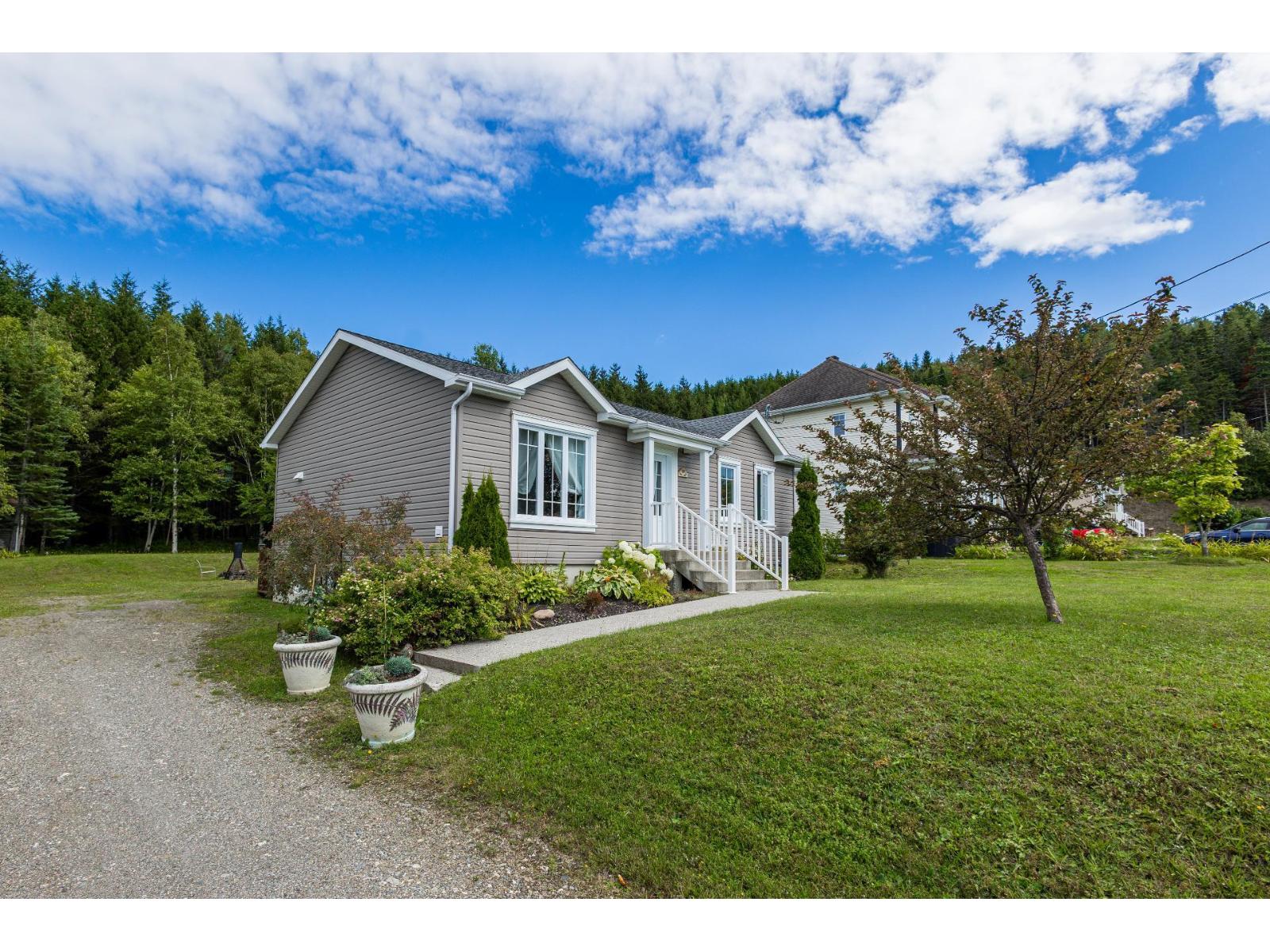 100 4e Rue E. Property Photo 4