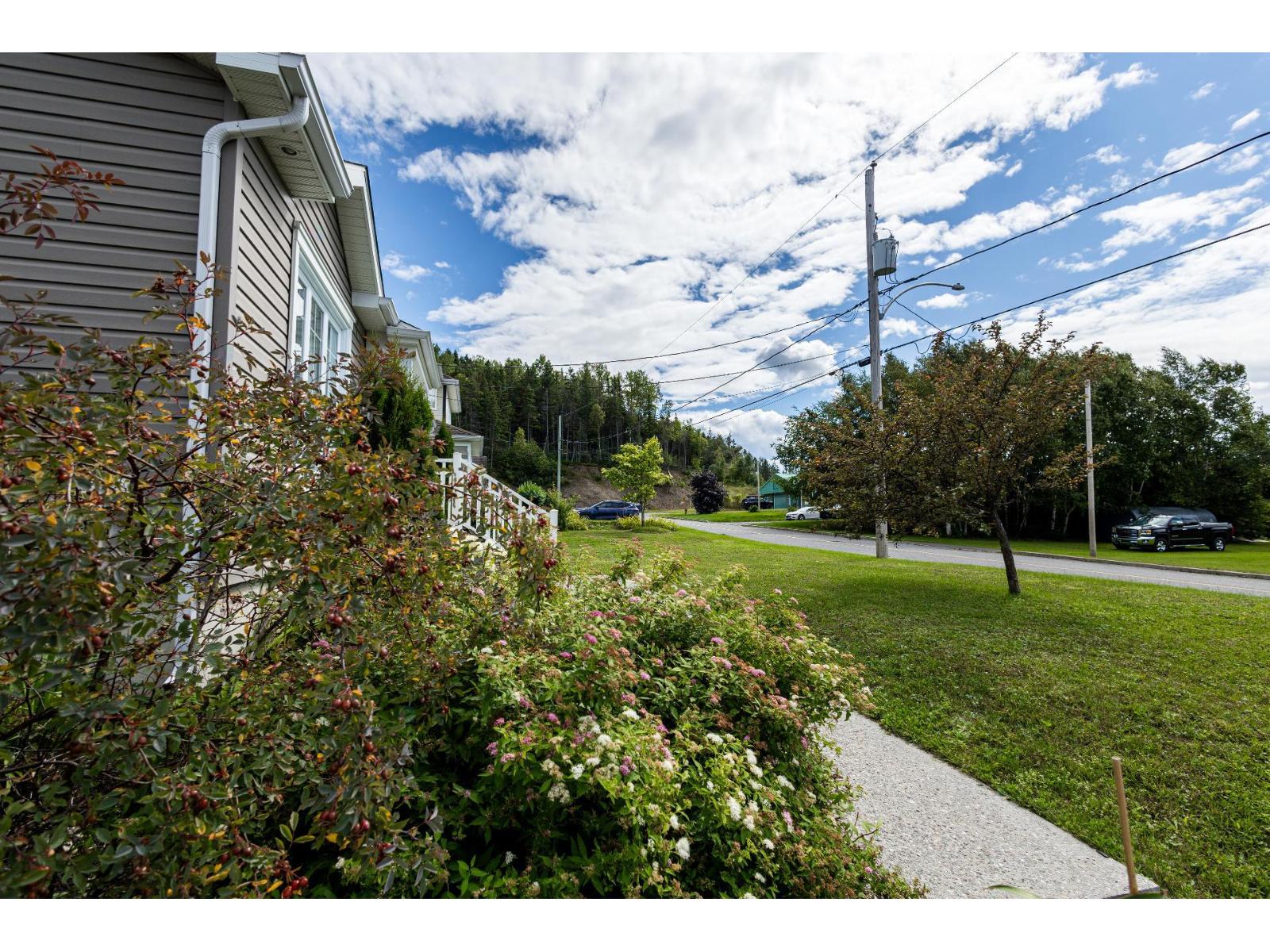 100 4e Rue E. Property Photo 5