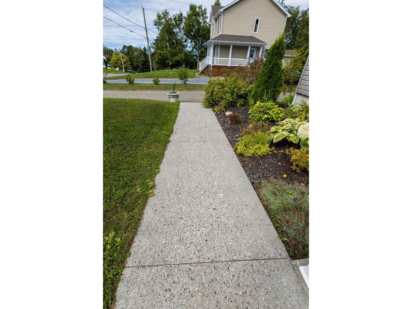 100 4e Rue E. Property Photo 6