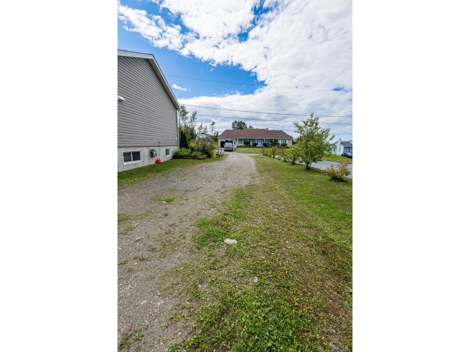 100 4e Rue E. Property Photo 8