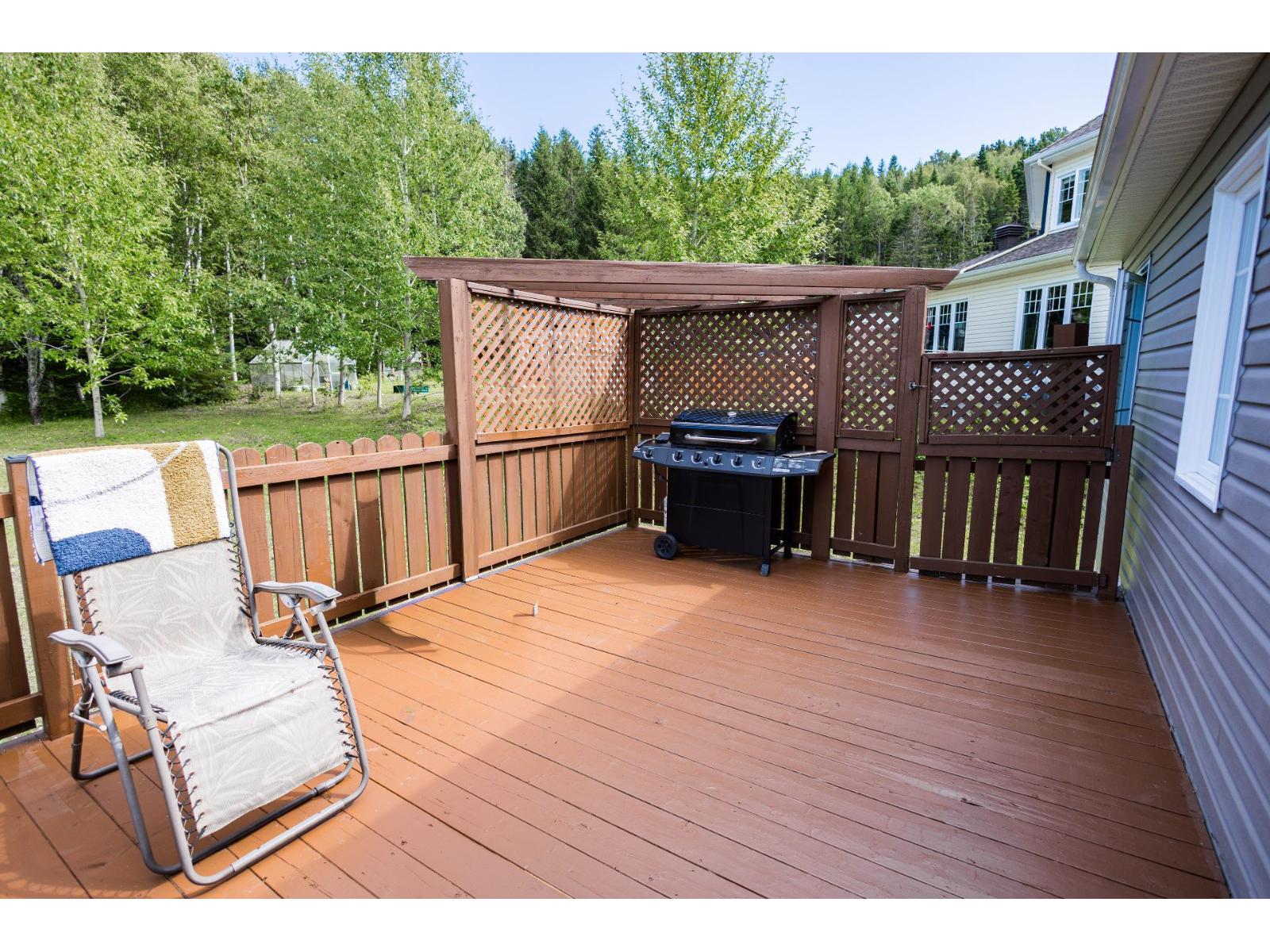 100 4e Rue E. Property Photo 10