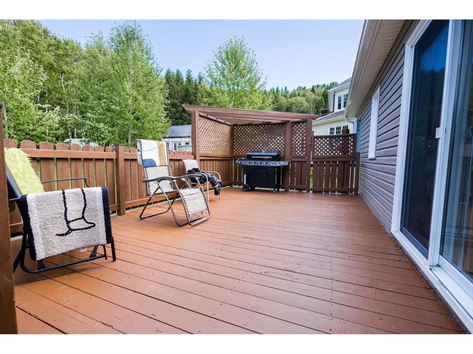 100 4e Rue E. Property Photo 11