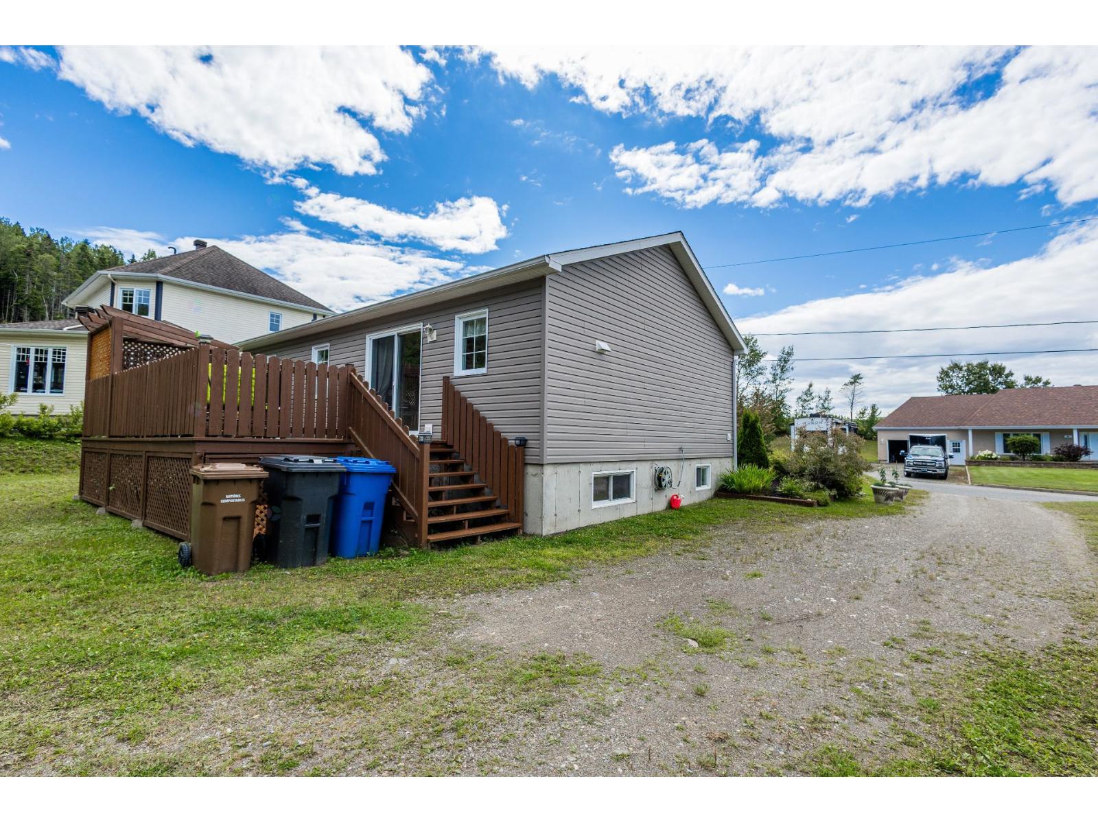 100 4e Rue E. Property Photo 13