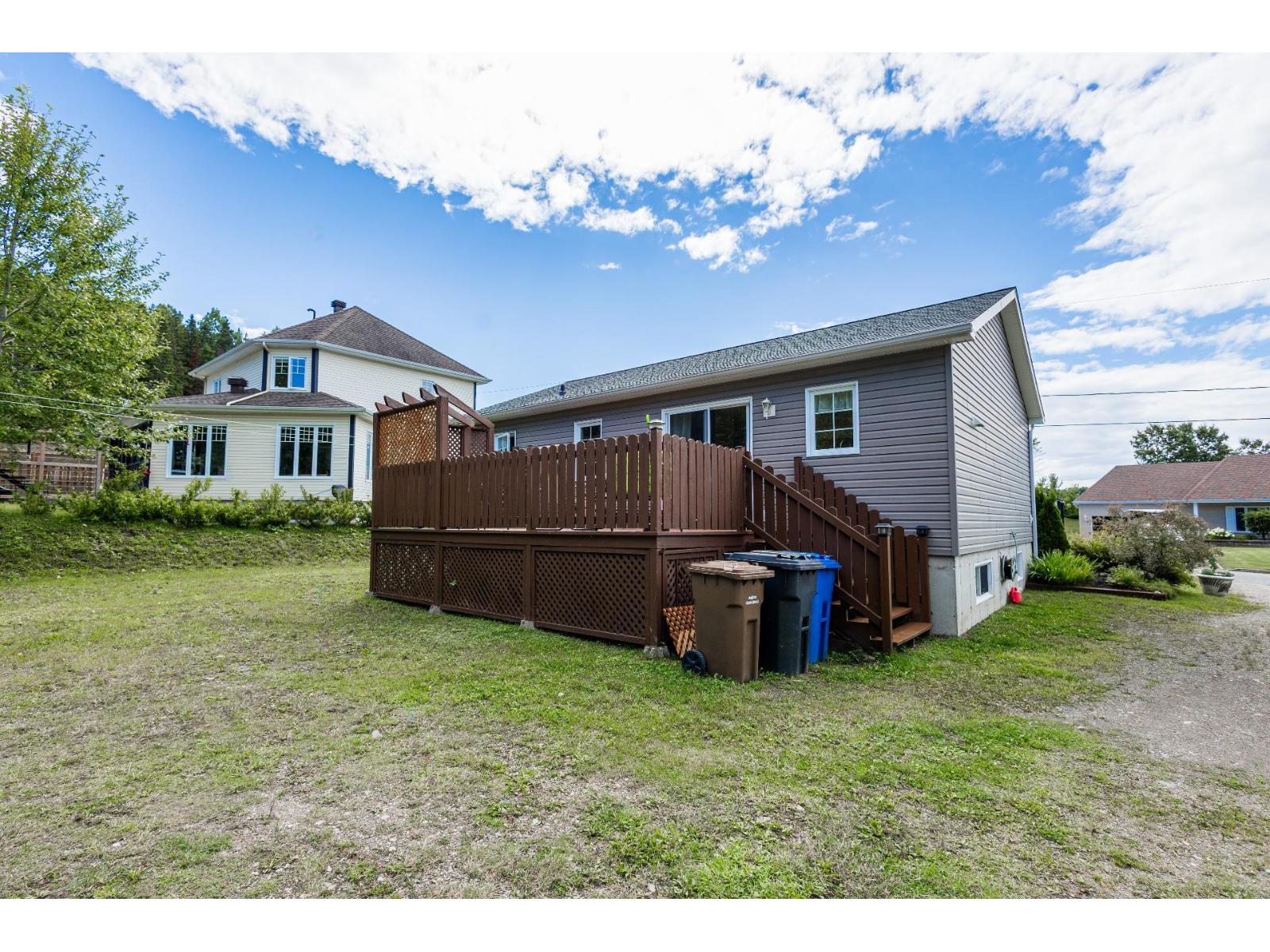 100 4e Rue E. Property Photo 14