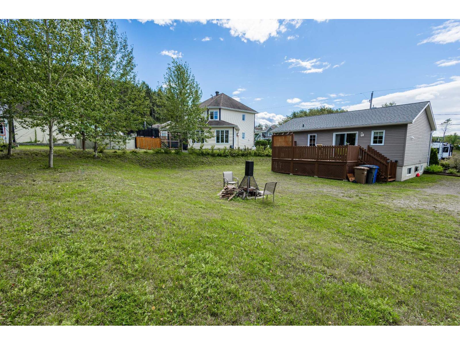 100 4e Rue E. Property Photo 15