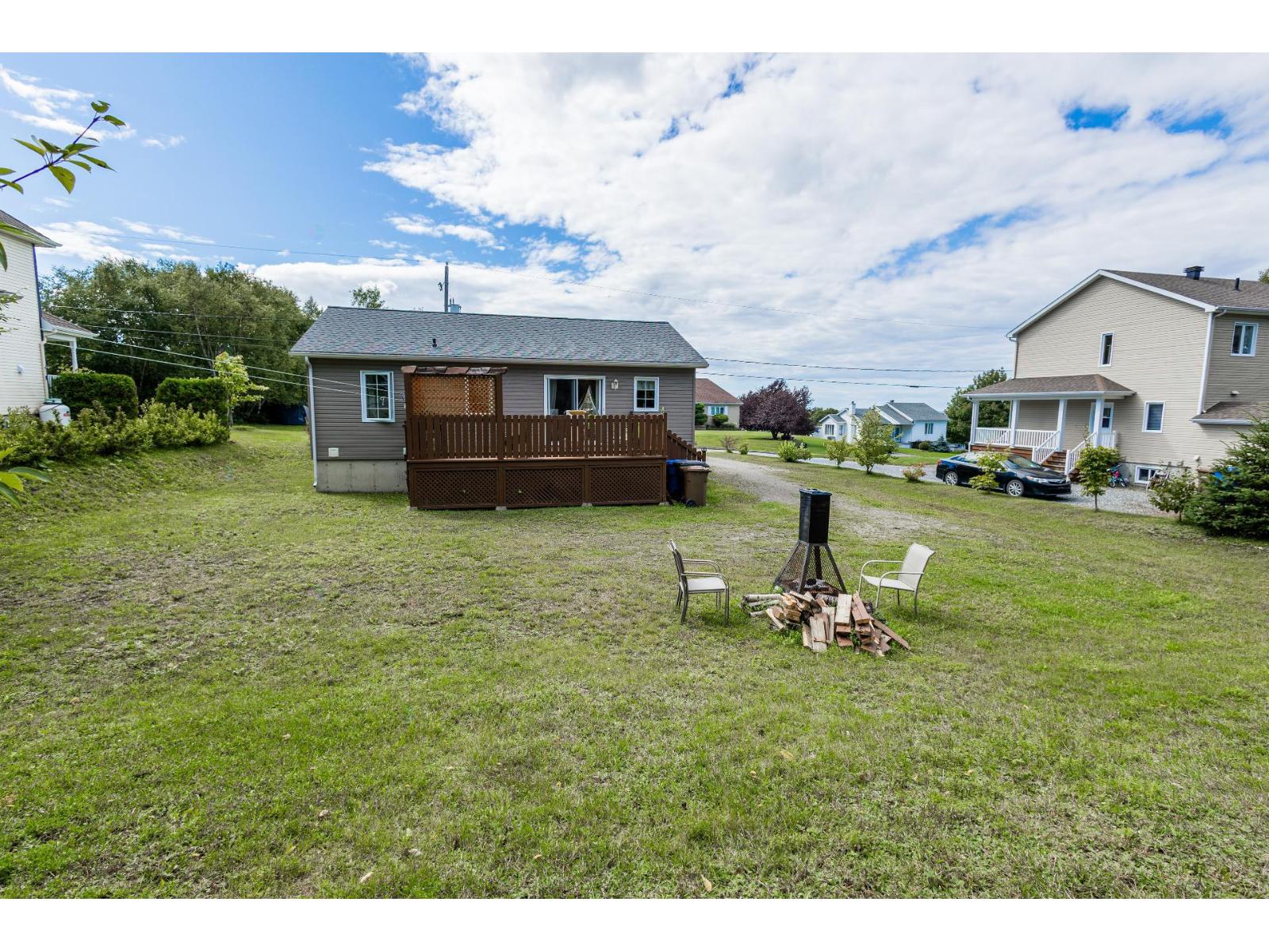 100 4e Rue E. Property Photo 16