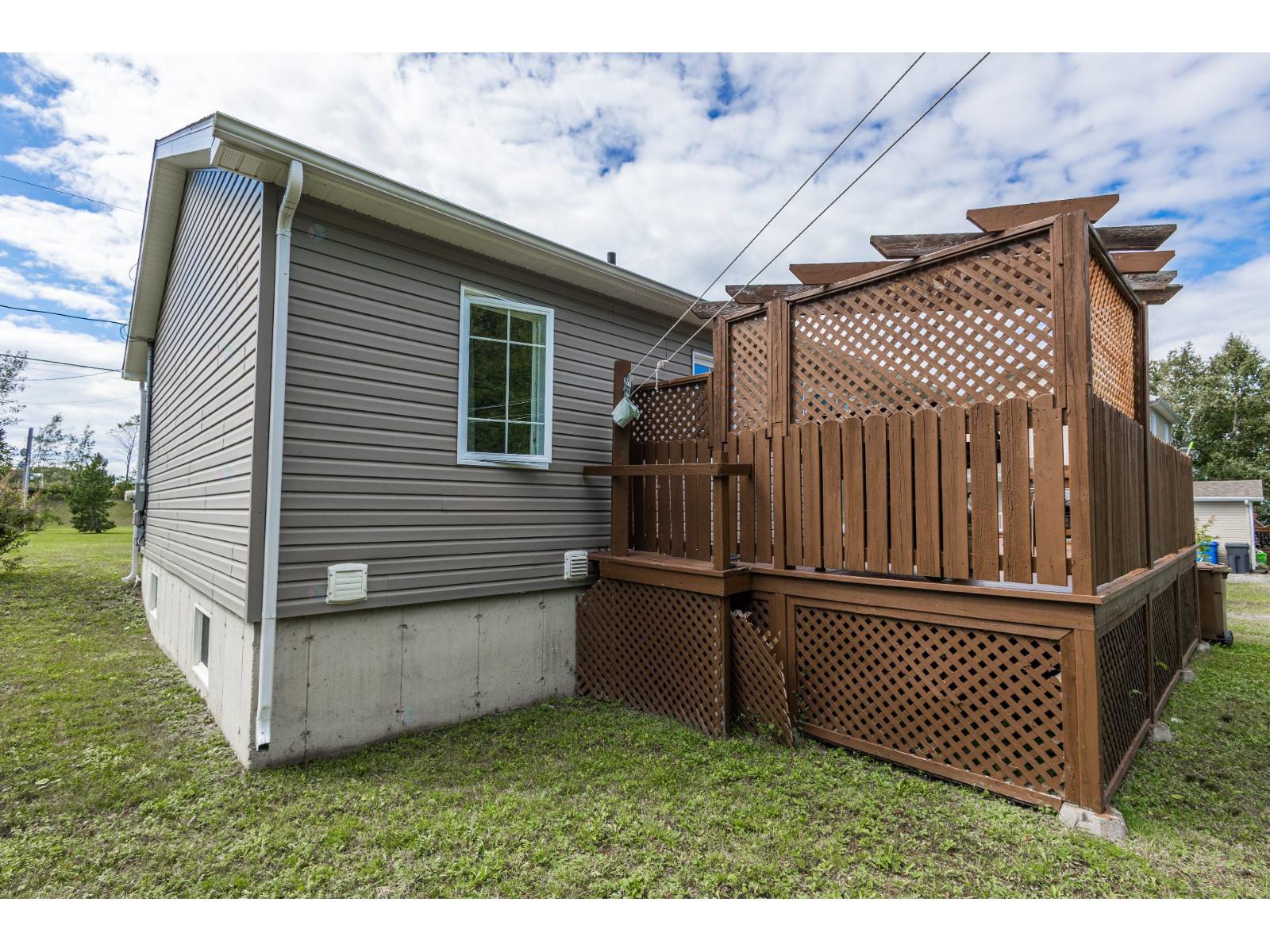 100 4e Rue E. Property Photo 18
