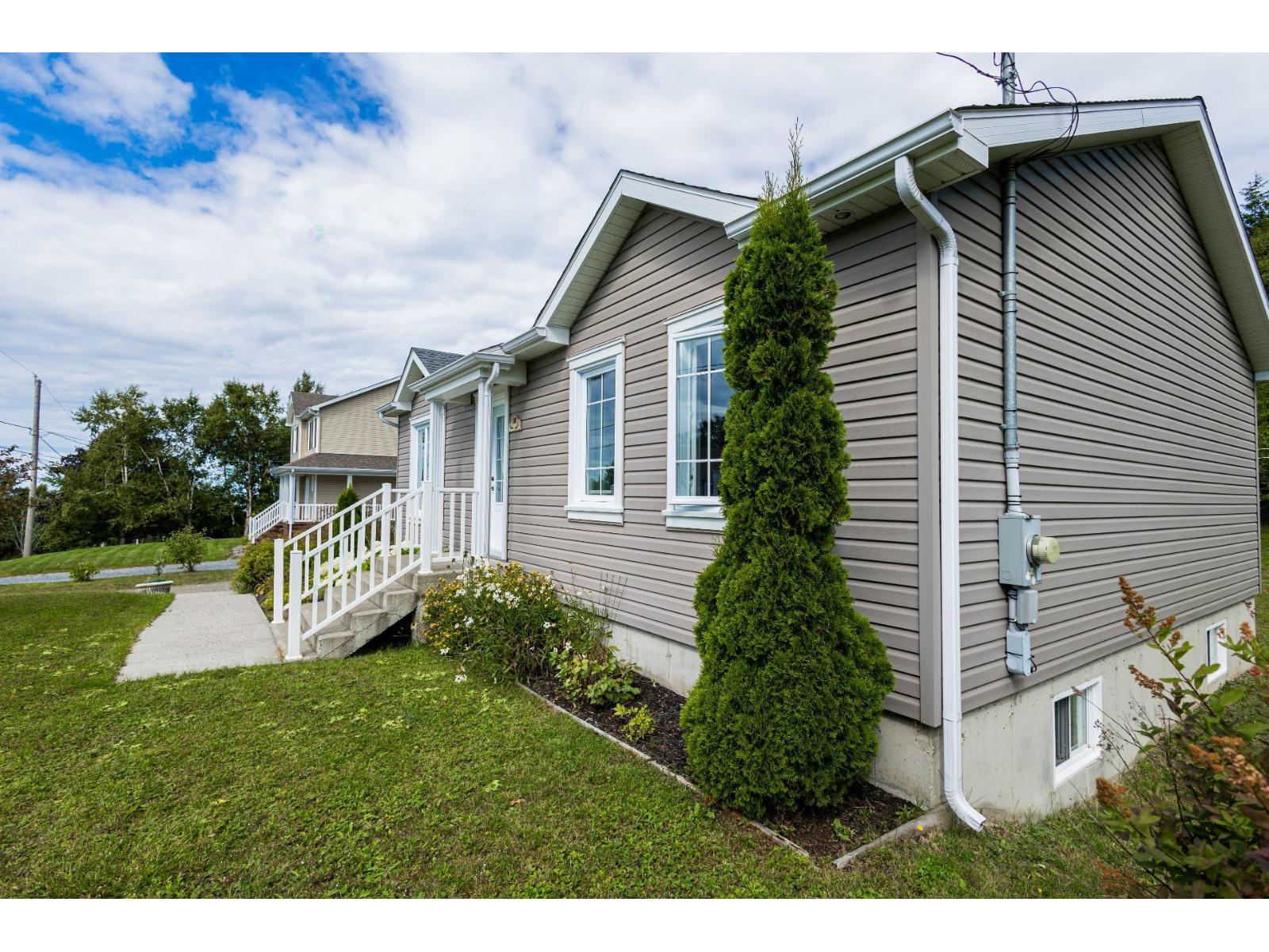 100 4e Rue E. Property Photo 19