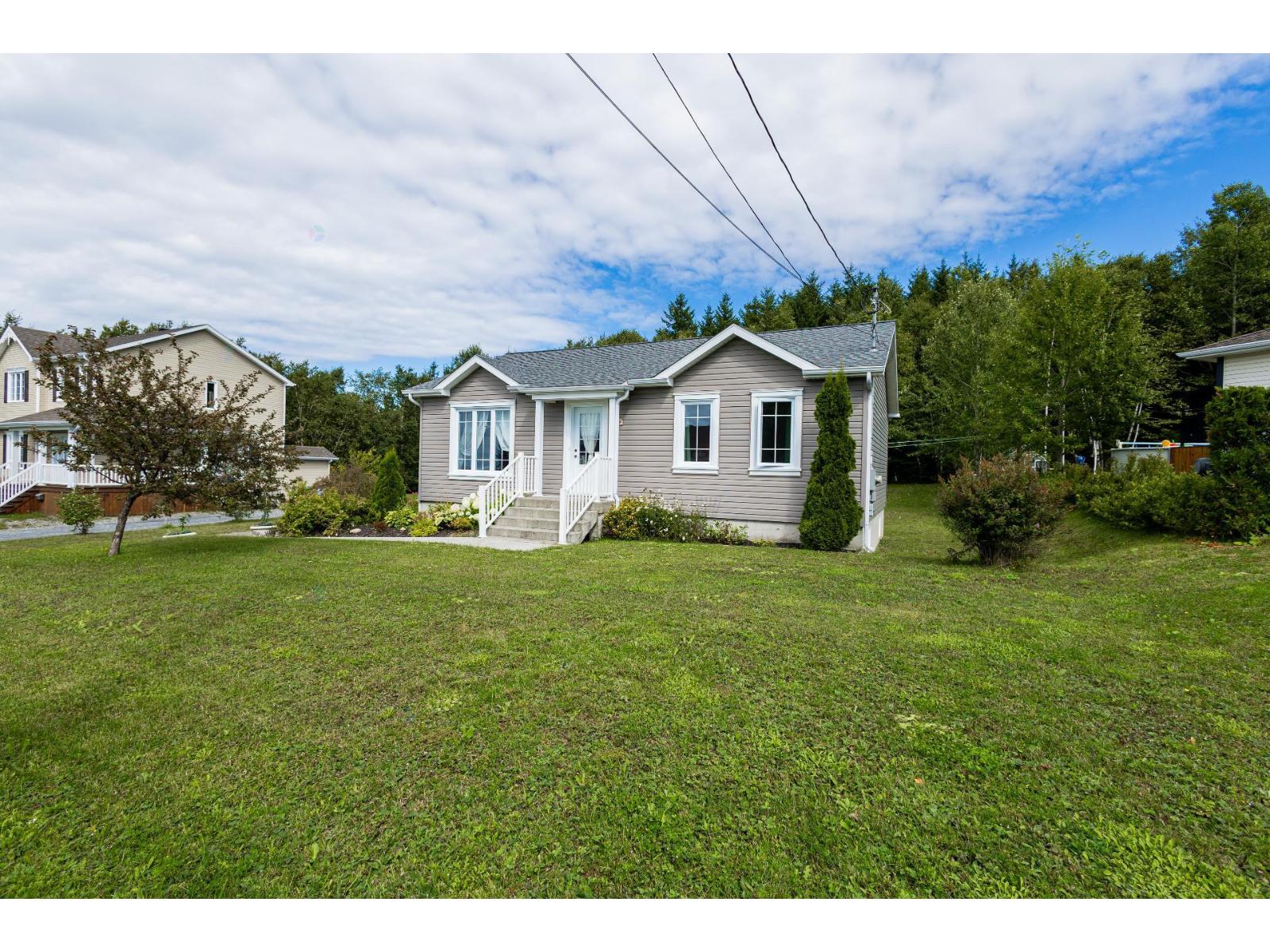 100 4e Rue E. Property Photo 21