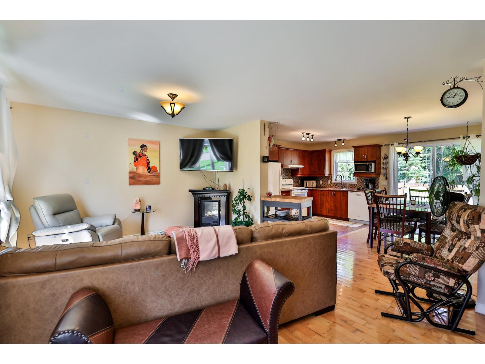 100 4e Rue E. Property Photo 23