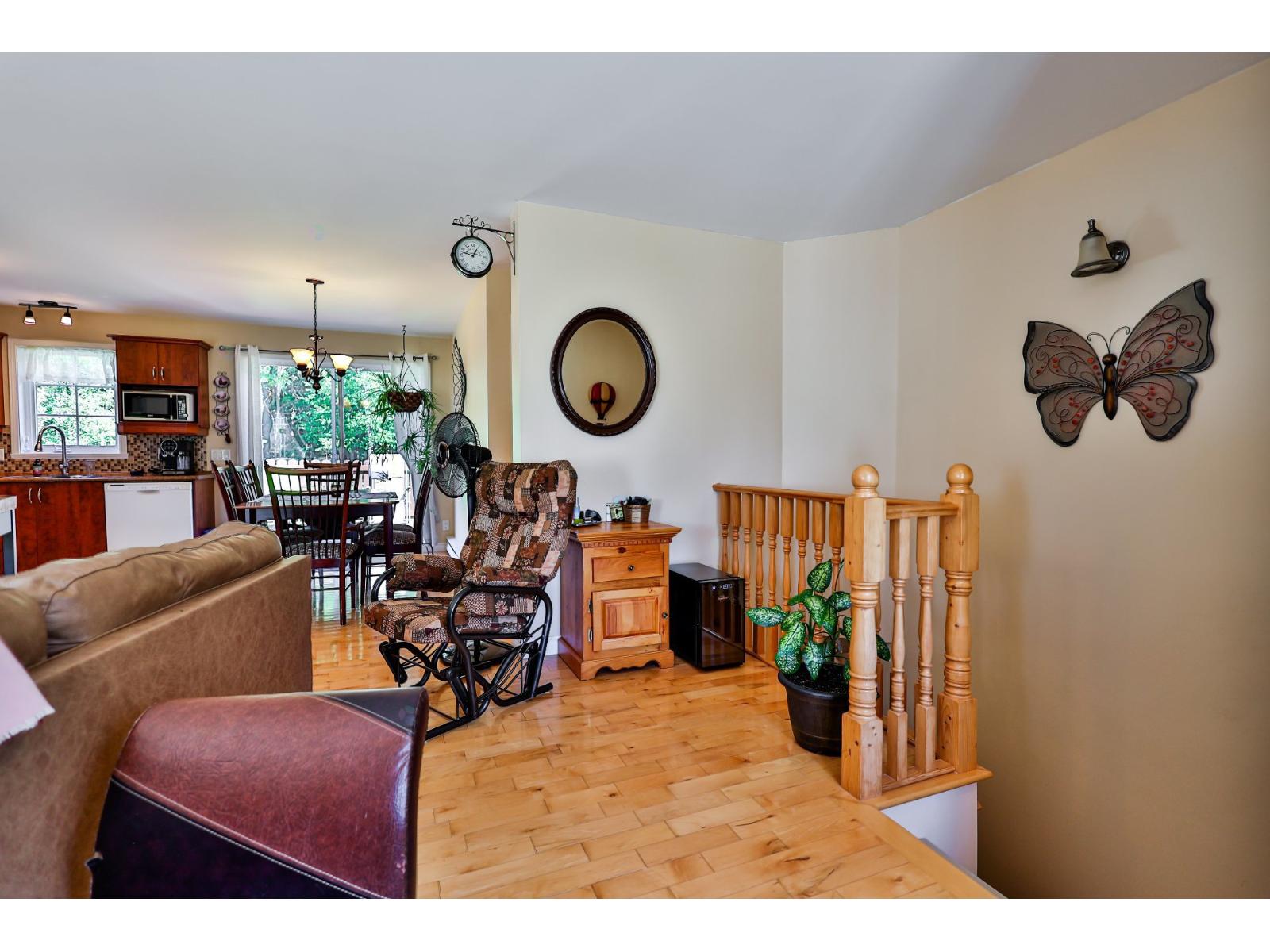 100 4e Rue E. Property Photo 24