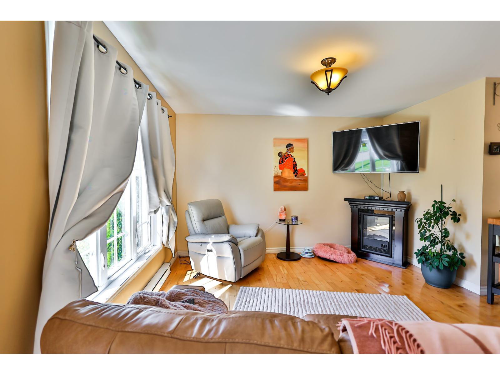100 4e Rue E. Property Photo 25