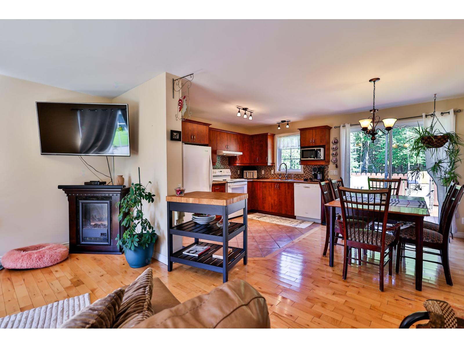 100 4e Rue E. Property Photo 26