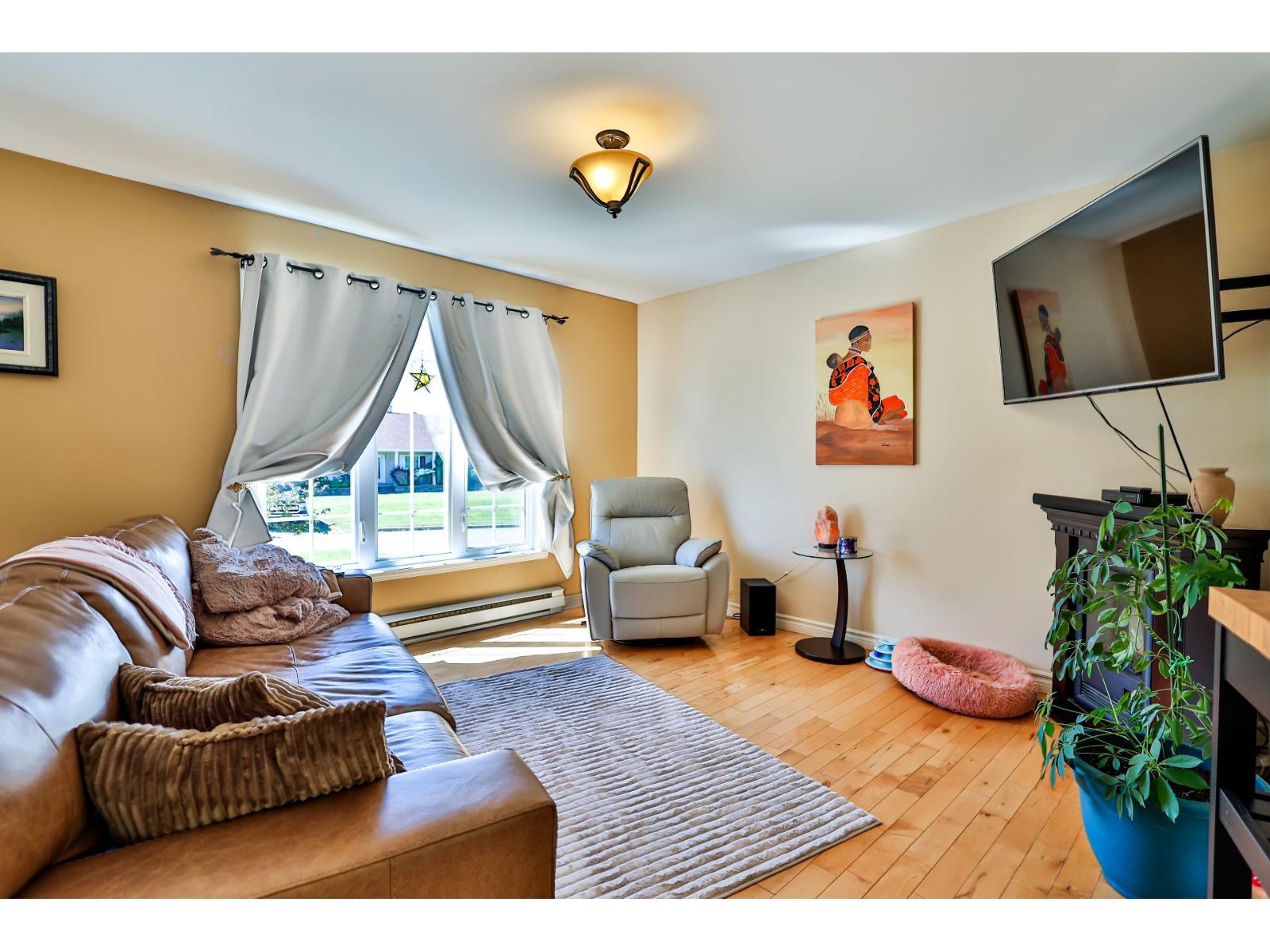 100 4e Rue E. Property Photo 28