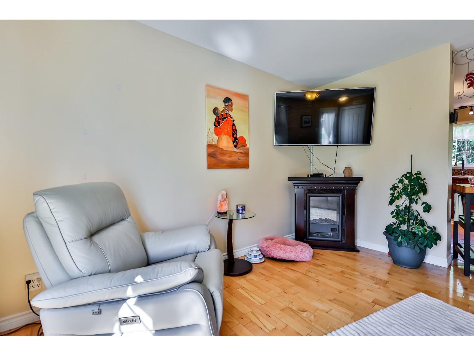 100 4e Rue E. Property Photo 29