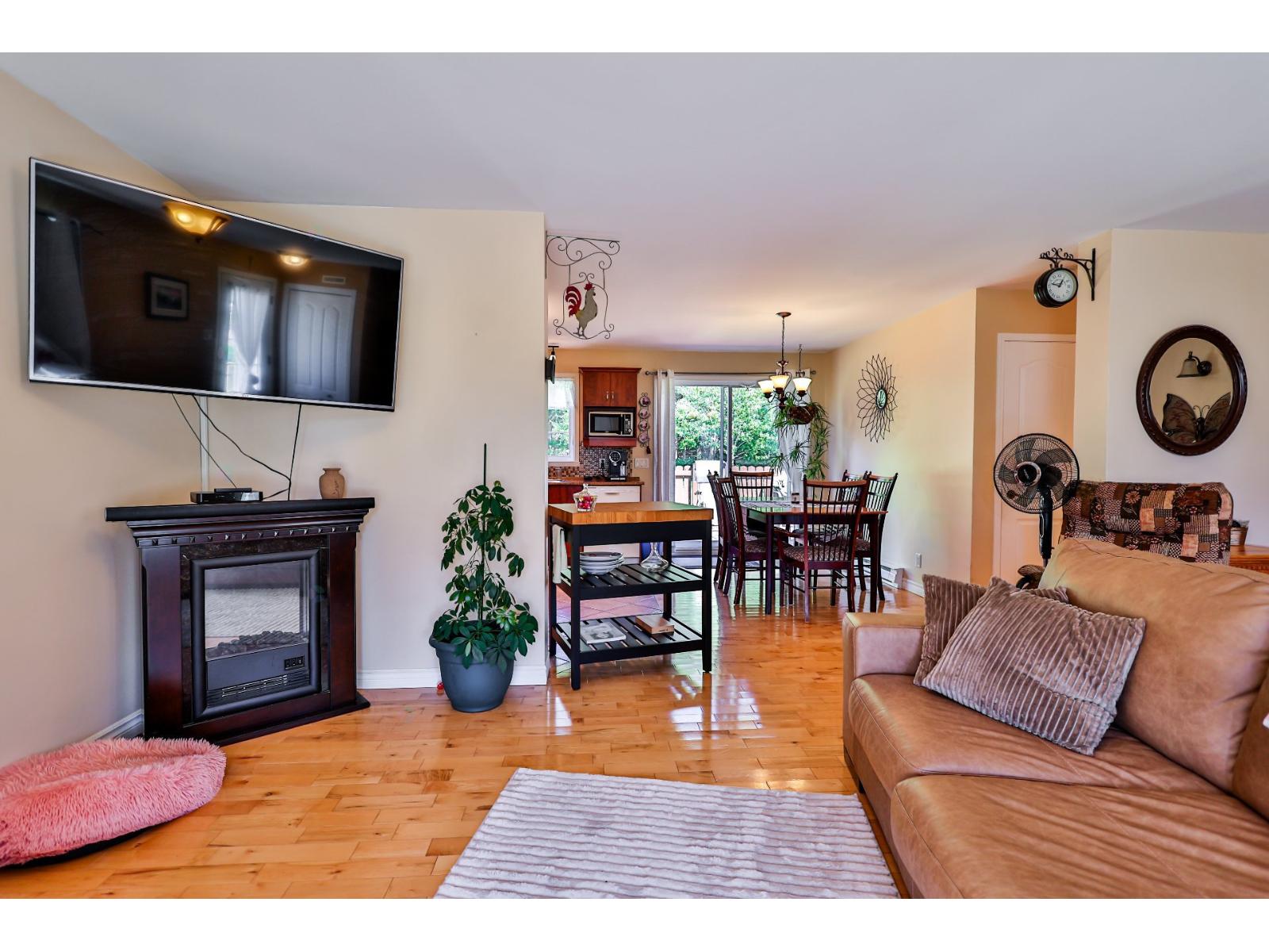 100 4e Rue E. Property Photo 30