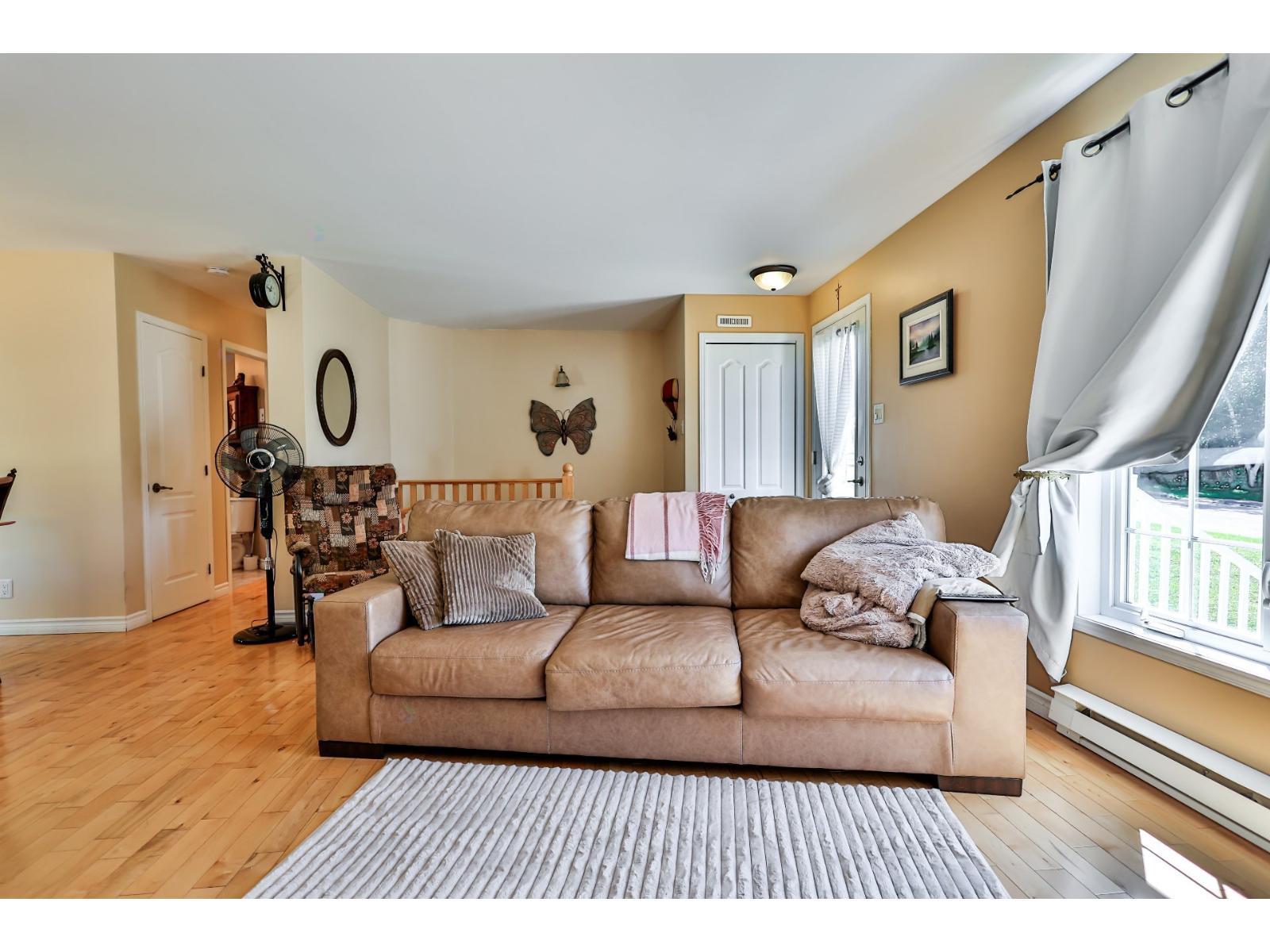 100 4e Rue E. Property Photo 31