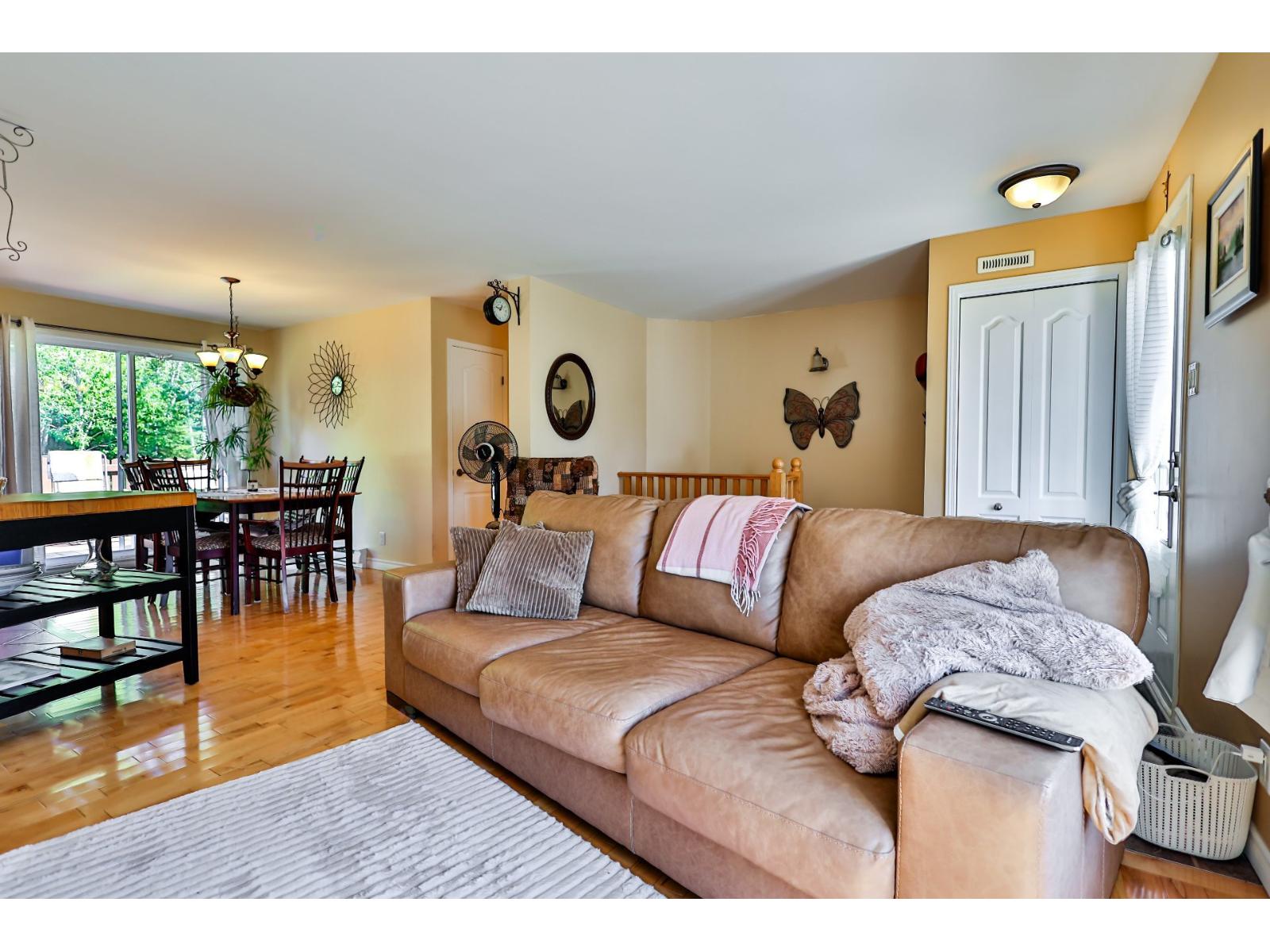100 4e Rue E. Property Photo 32