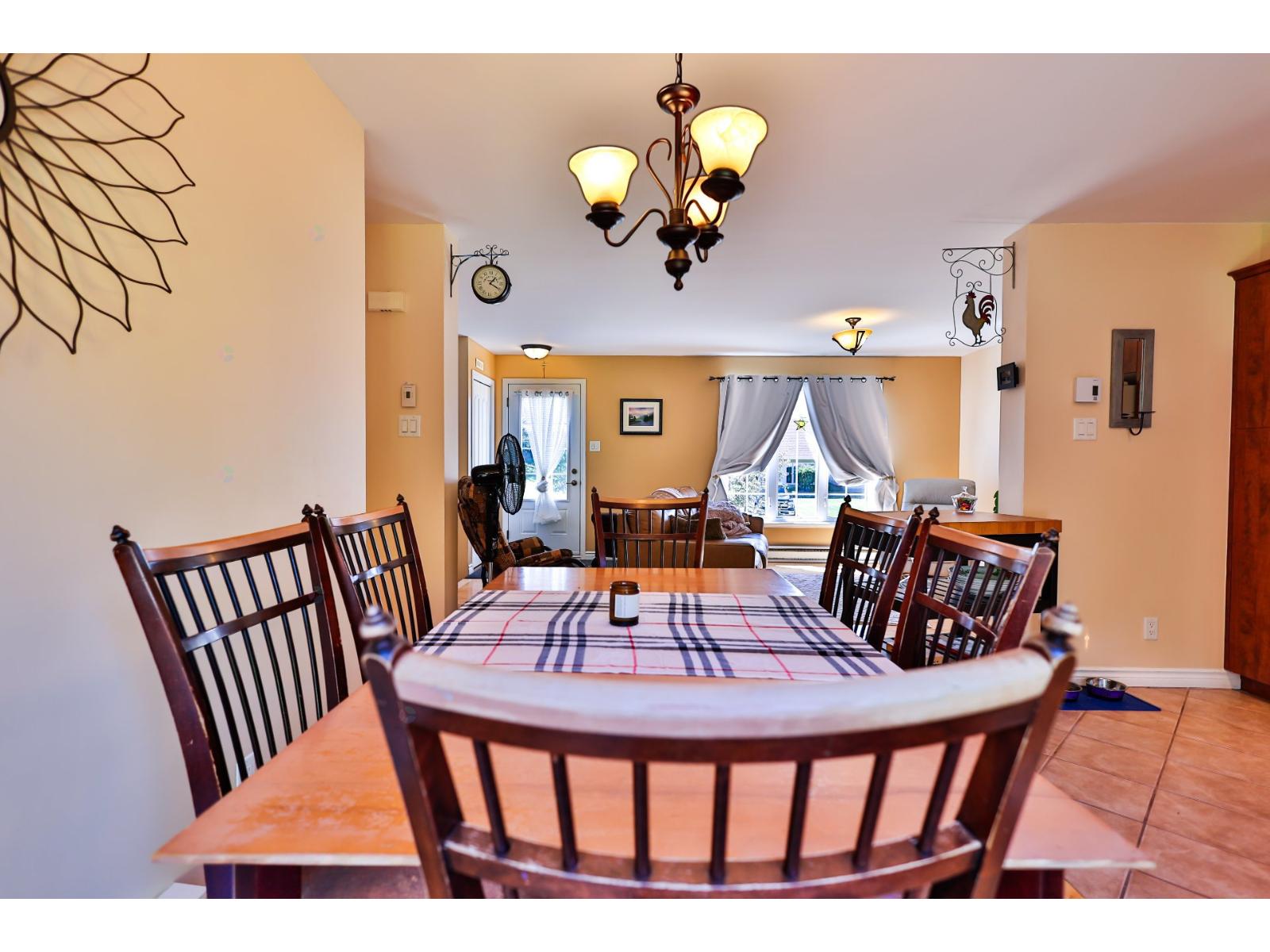 100 4e Rue E. Property Photo 35