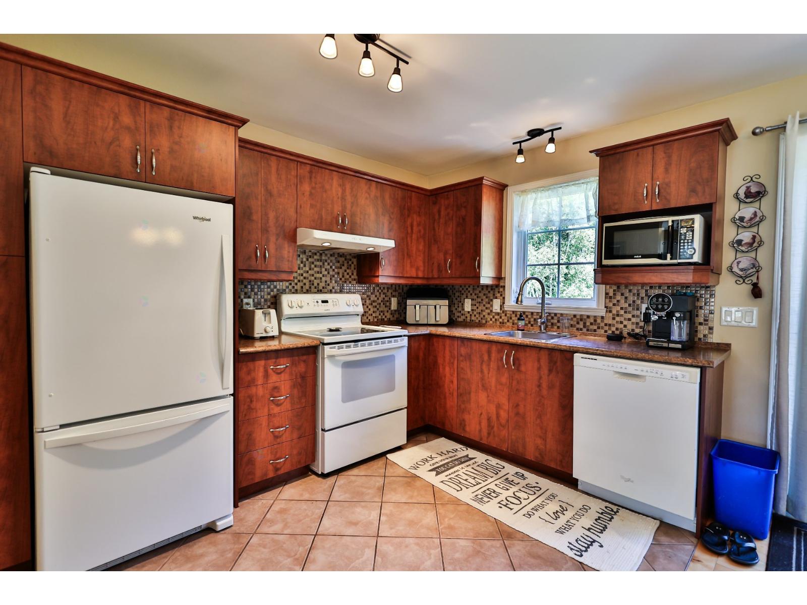 100 4e Rue E. Property Photo 38