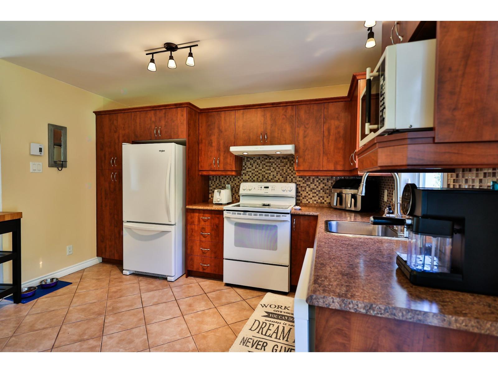 100 4e Rue E. Property Photo 39