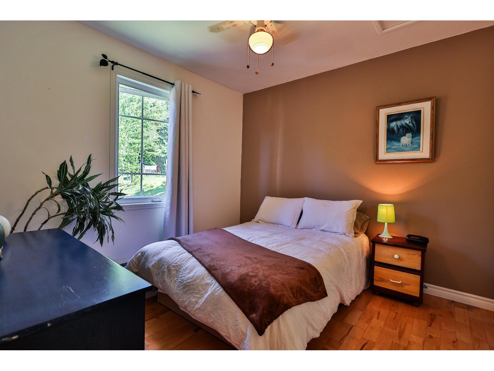 100 4e Rue E. Property Photo 48
