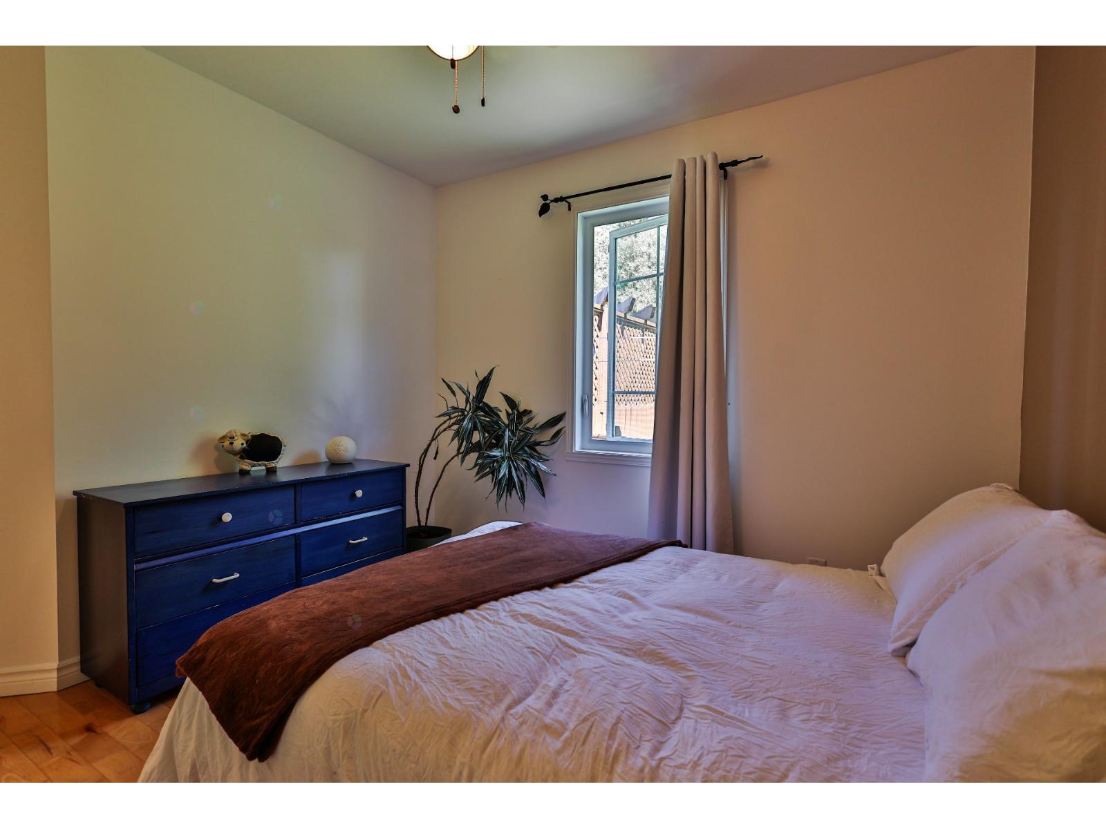 100 4e Rue E. Property Photo 49