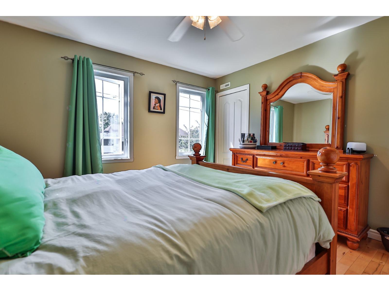 100 4e Rue E. Property Photo 51