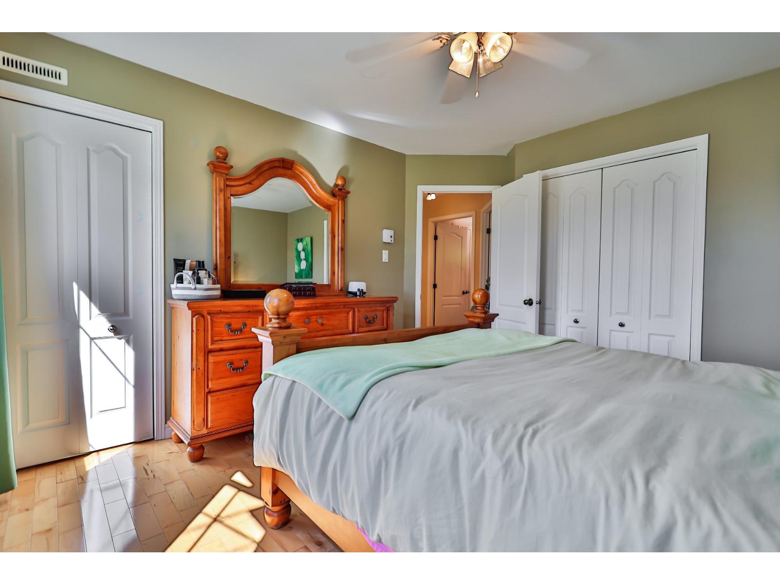 100 4e Rue E. Property Photo 55