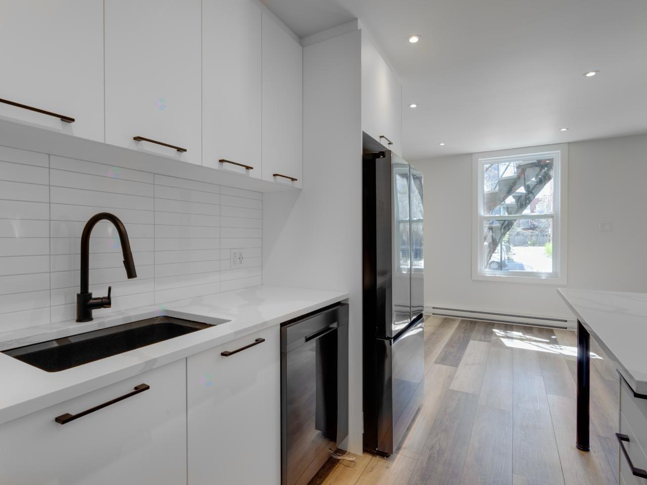 5475 Av. Papineau Property Photo 6