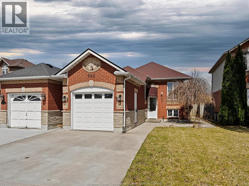 986 Lemonwood Crescent Property Photo 2
