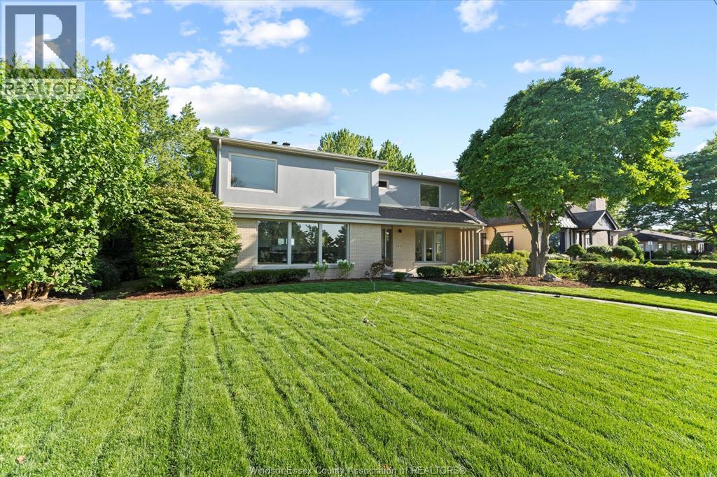 2371 Riverside Drive West Property Photo 2